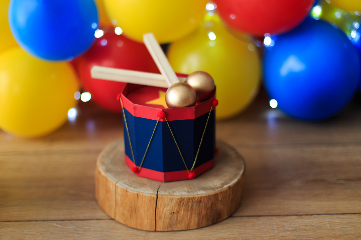 Que rufem os tambores, este magnífico instrumento irá prender atenção do público para o que virá logo adiante, Os sons fazem parte do espetáculo e com eles nossos corações batem mais forte pois a expectativa nos deixa em outra dimensão.