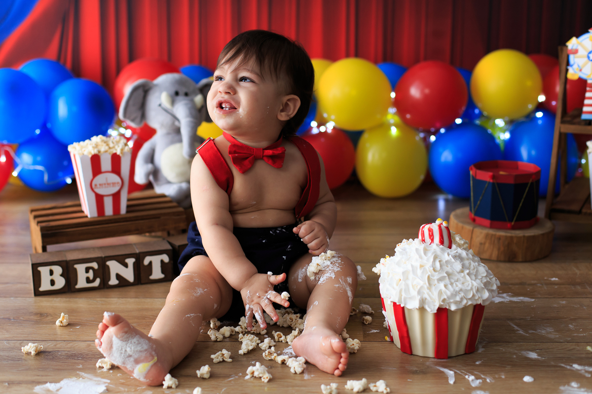 Pipoca com bolo, será que esta mistura dá certo? Não sei não... Mas acho que funciona sim. Qual mistura que a criançada não gosta de fazer....