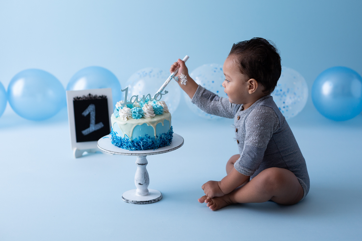 colher de pau pintada de branco para smash the cake azul e branco 