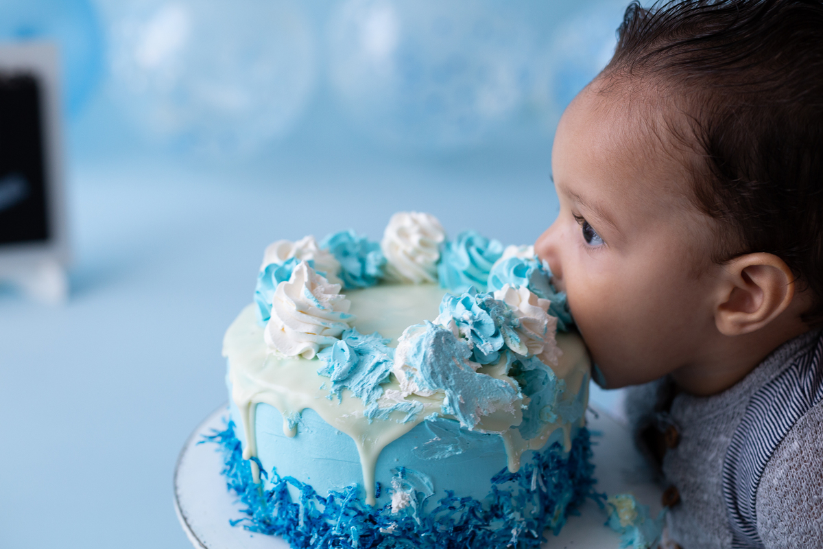 menino come o bolo no smash the cake 