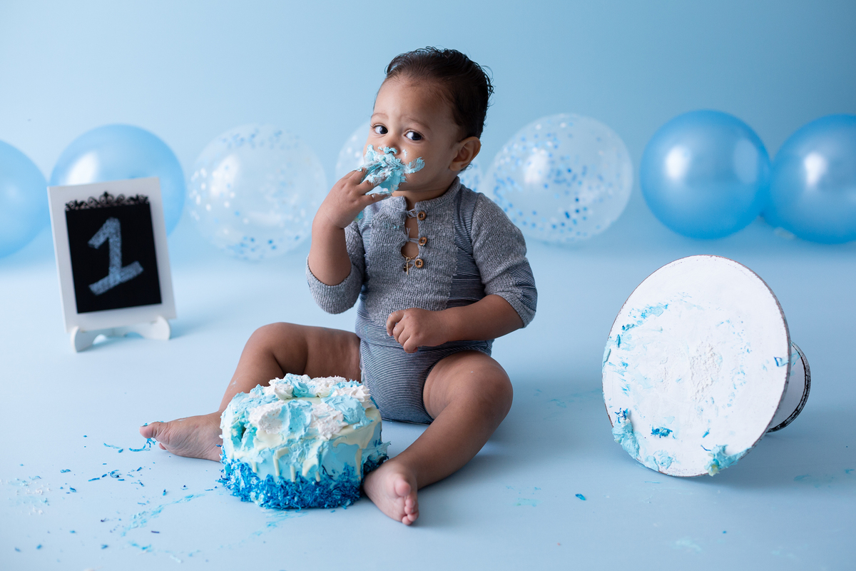 estúdio kalila issa com smansh the cake clean em azul e branco 