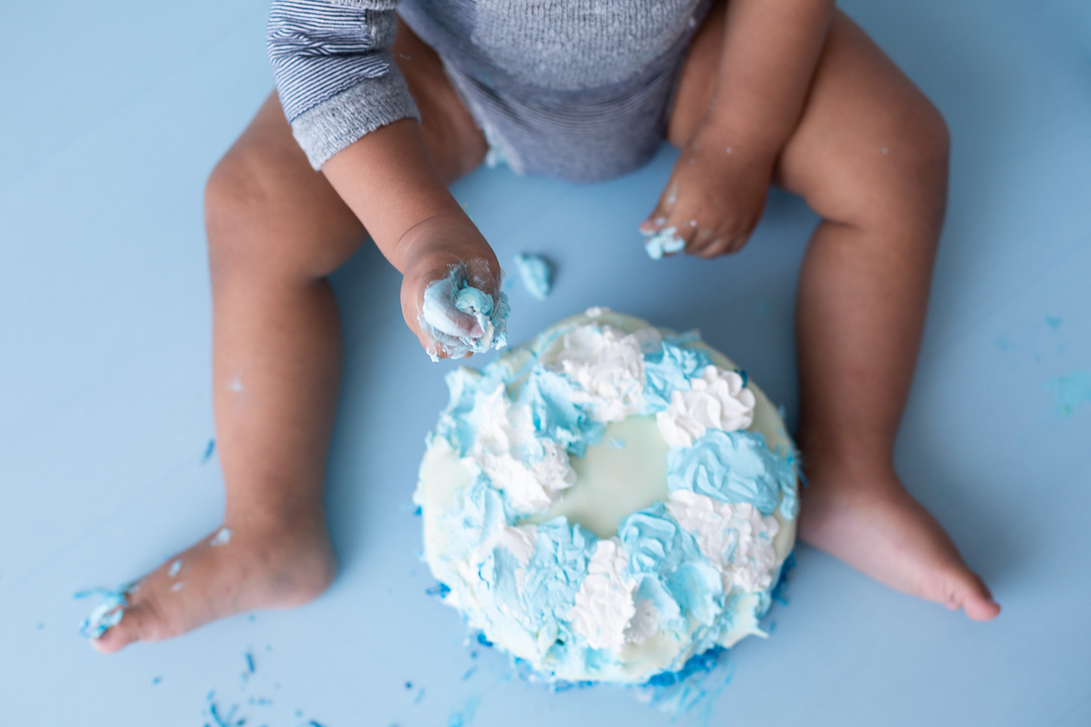 criança se suja de bolo no smash the cake 