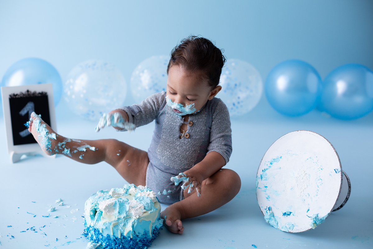 criança coloca o pé no bolo smash the cake e não gosta 