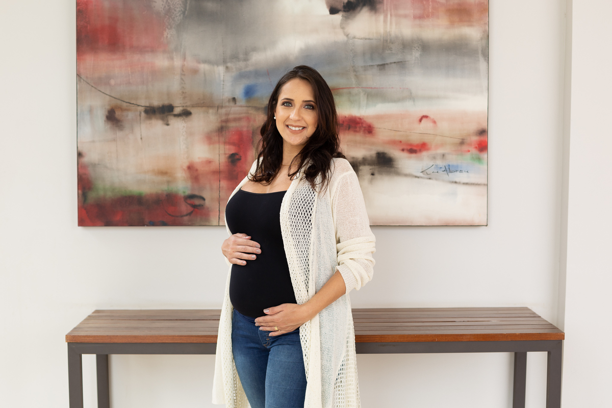 gestante logo a frente de obra de arte