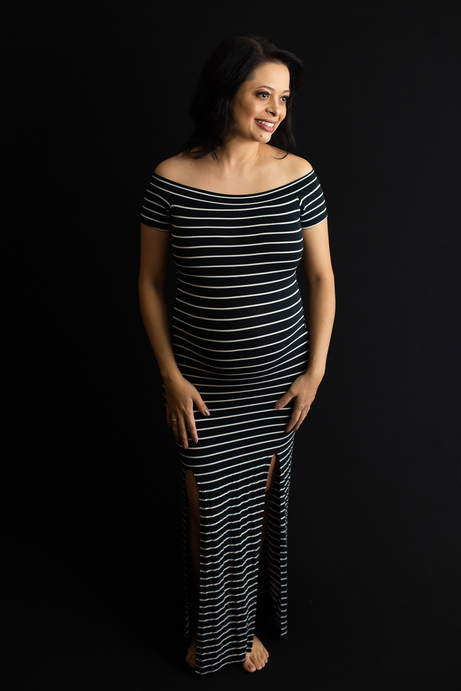 fotografia de gestante fundo preto, maquiagem roberta reis , vestido listrado