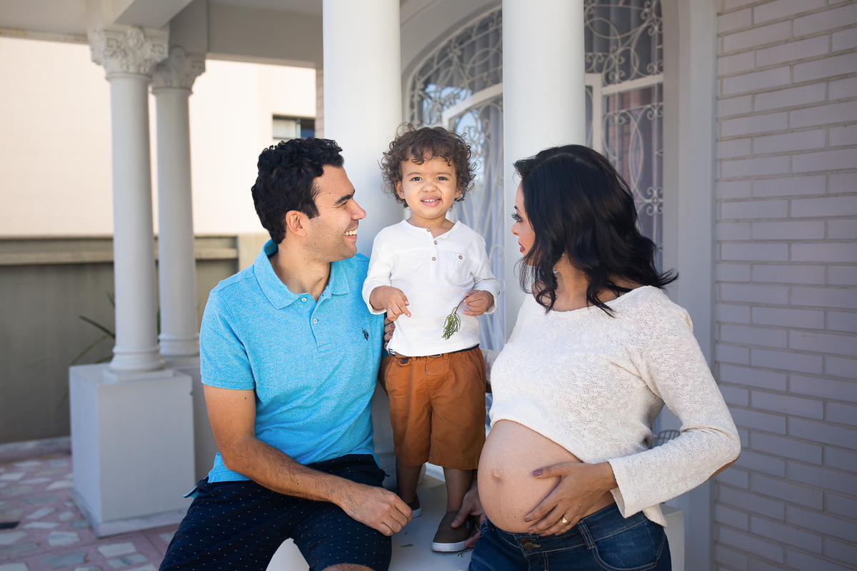gestante em em casa com marido e filhos 