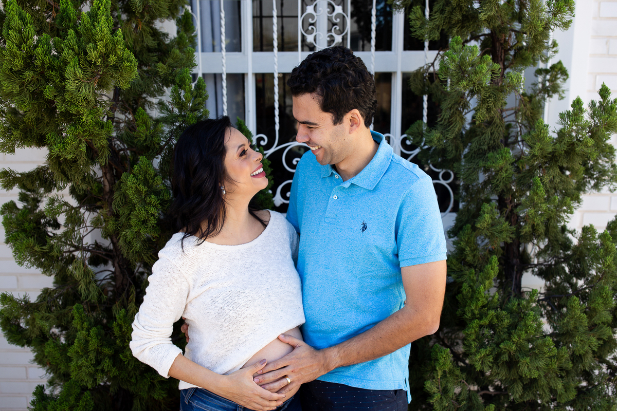 fotografia de gestante com o marido no jardim