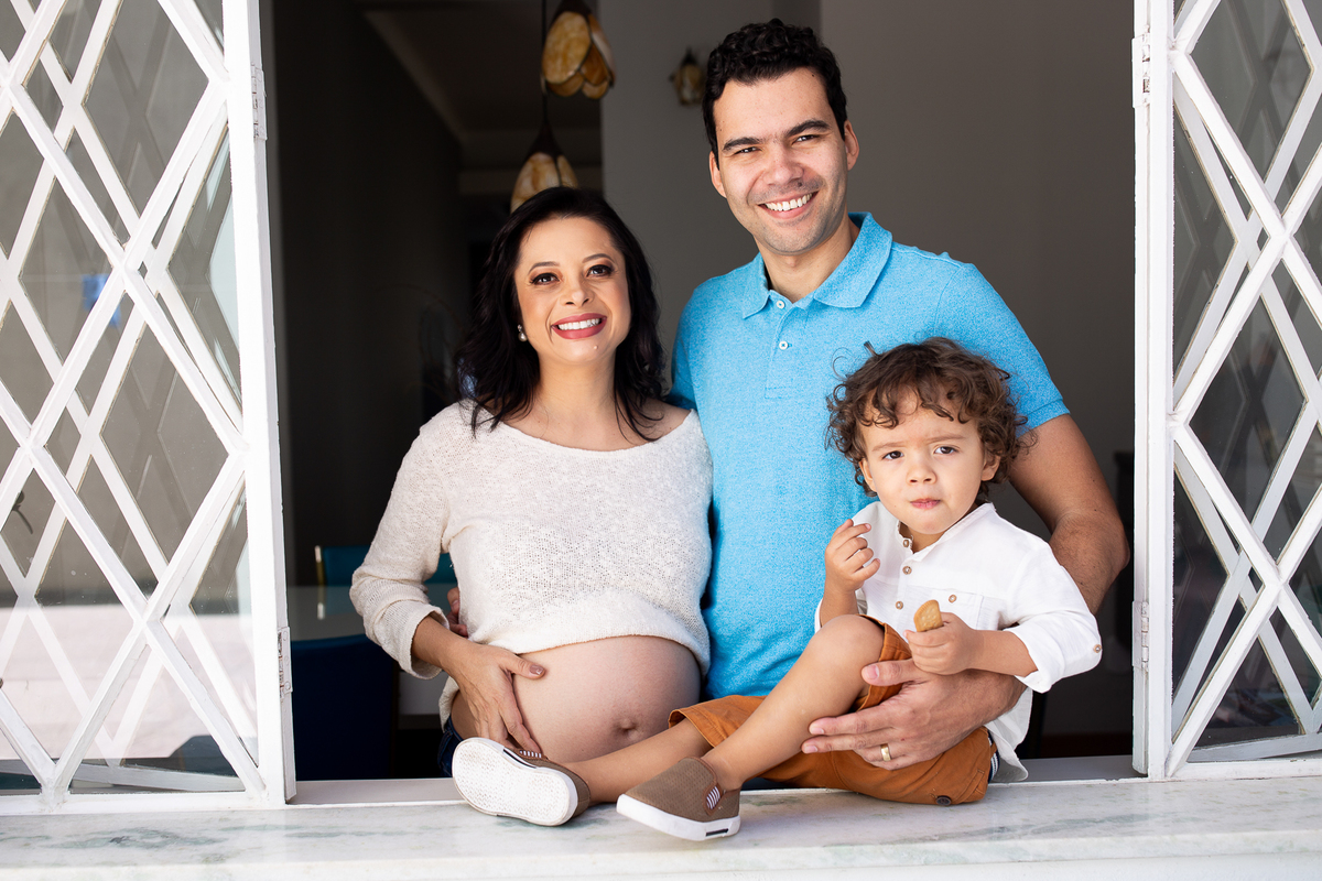 gestante em casa com a familia 