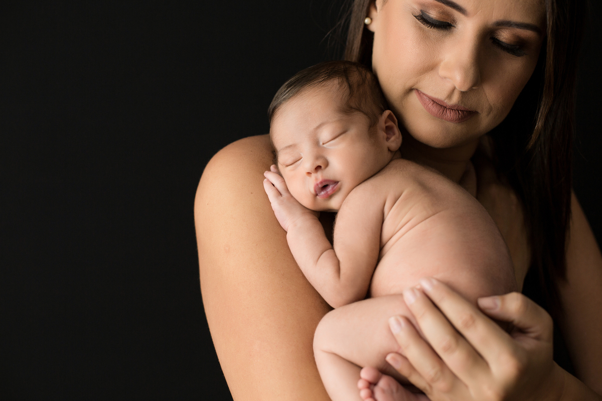newborn com a mamae 