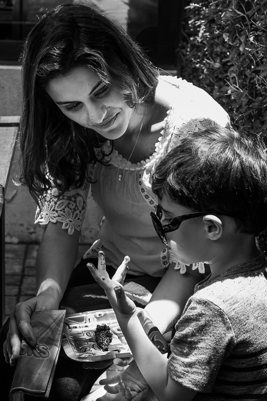 Documental aniversario infantil externo pj masks mae e menino lambuzado de brigadeiro vegano lambe dedos