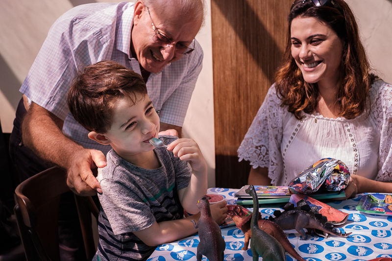 documental aniversario infantil externo pj masks menino toma sorvete vegano sorriso avo fazendo cosquinha