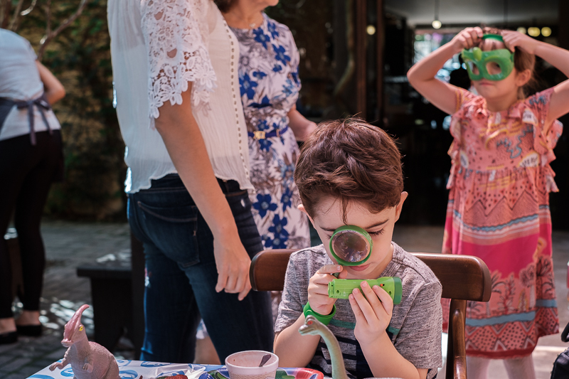 documental aniversario infantil externo pj masks menino brinca com presentes lupa e lanterna