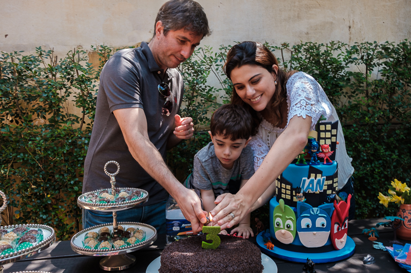 Documental aniversario infantil externo menino decoracao pj masks caseira bolo vegano parabens pai e mae acendem vela