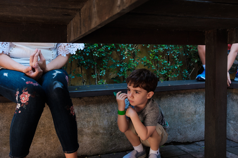 Documental aniversario infantil externo pj masks momento inusitado menino esconde embaixo da mesa do bolo vegano