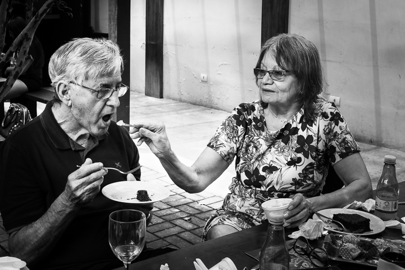 Documental aniversario infantil externo avo dando bolo vegano na boca 