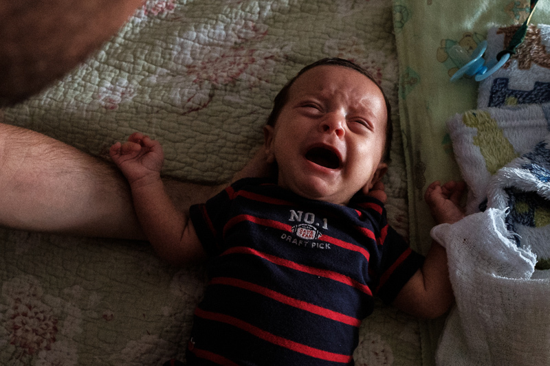 ensaio em casa familia recem nascido newborn documental espontaneo lifestyle Rio de Janeiro bebê chora