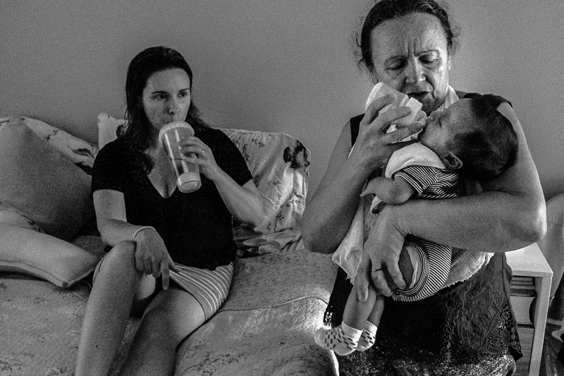 ensaio em casa familia recem nascido newborn documental espontanea lifestyle Rio de Janeiro cotidiano vovó mamadeira