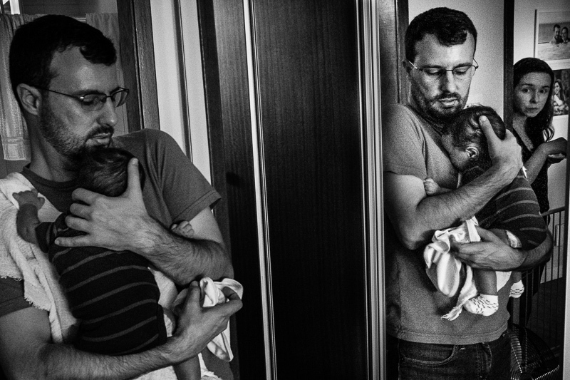 ensaio em casa familia recem nascido newborn documental espontanea lifestyle Rio de Janeiro cotidiano mae surpresa espelho bebe colo pai fome mama