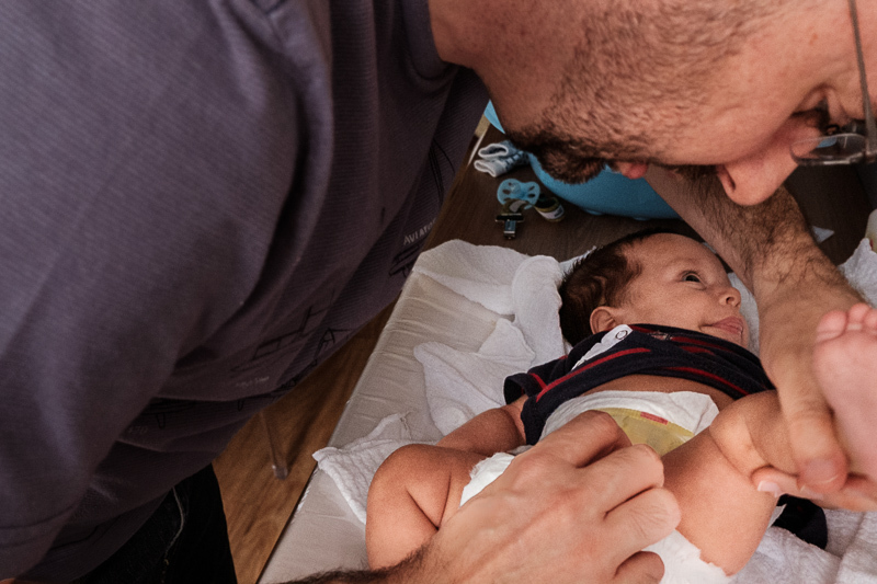 ensaio em casa familia recem nascido newborn documental espontaneo lifestyle Rio de Janeiro pai troca fralda bebê