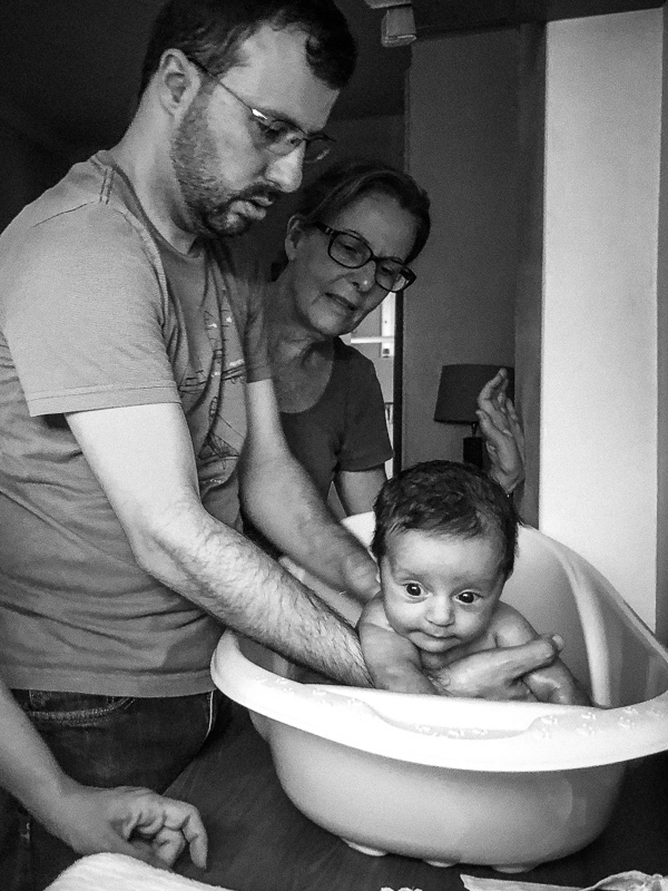 ensaio em casa familia recem nascido newborn documental espontanea lifestyle Rio de Janeiro cotidiano pai dá banho nenem vovó