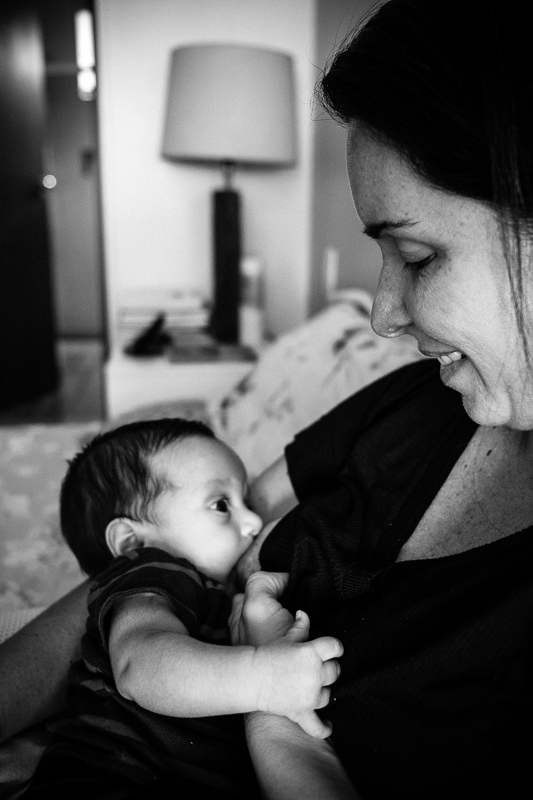 foto espontanea ensaio em casa Rio de Janeiro familia recem nascido newborn documental lifestyle rotina mamae bebe colo mamando