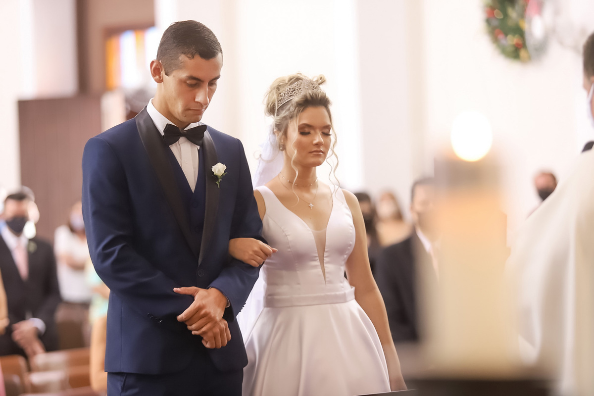 noivos no altar