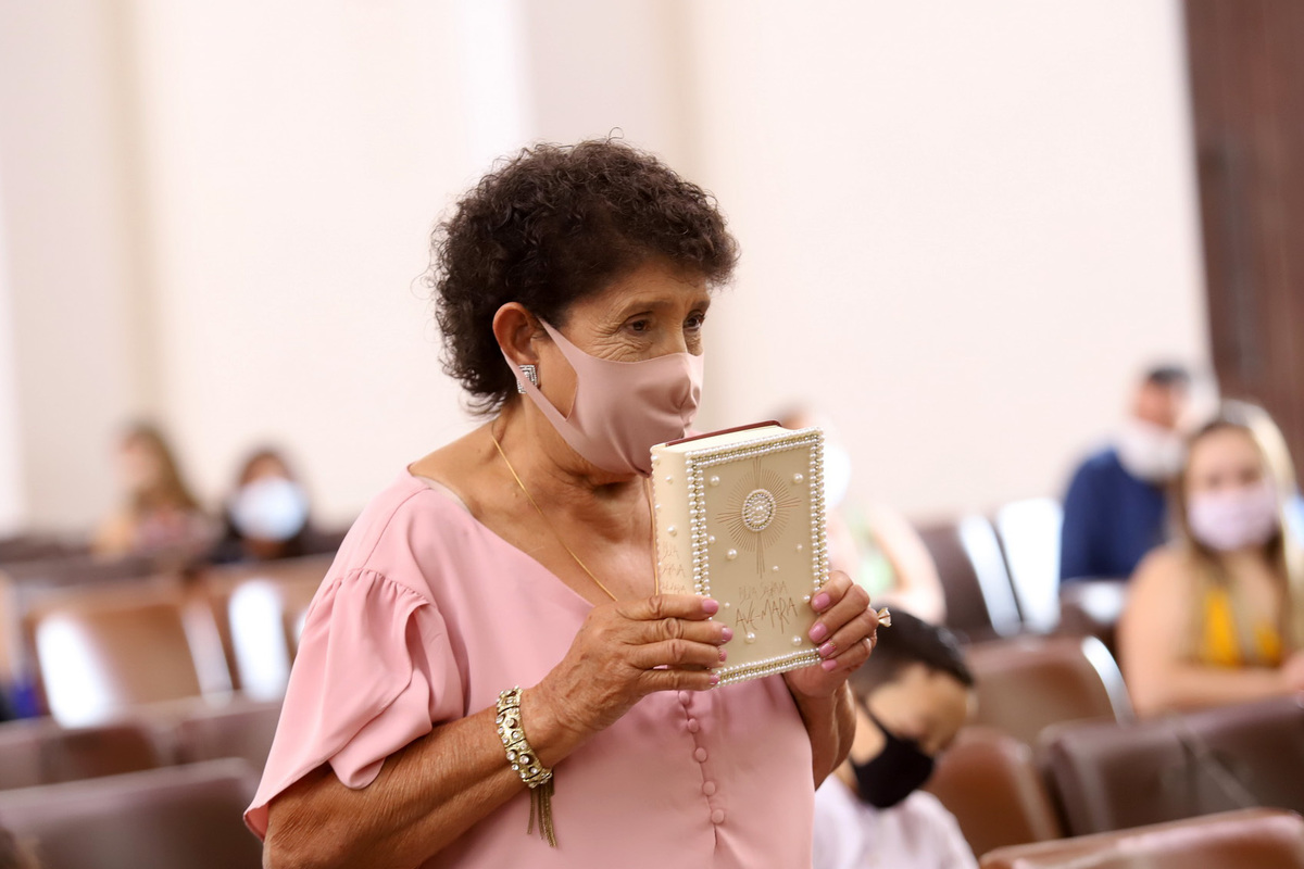 Vó com entrada da Bíblia