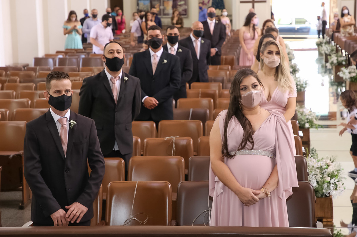 Padrinhos com máscaras de proteção