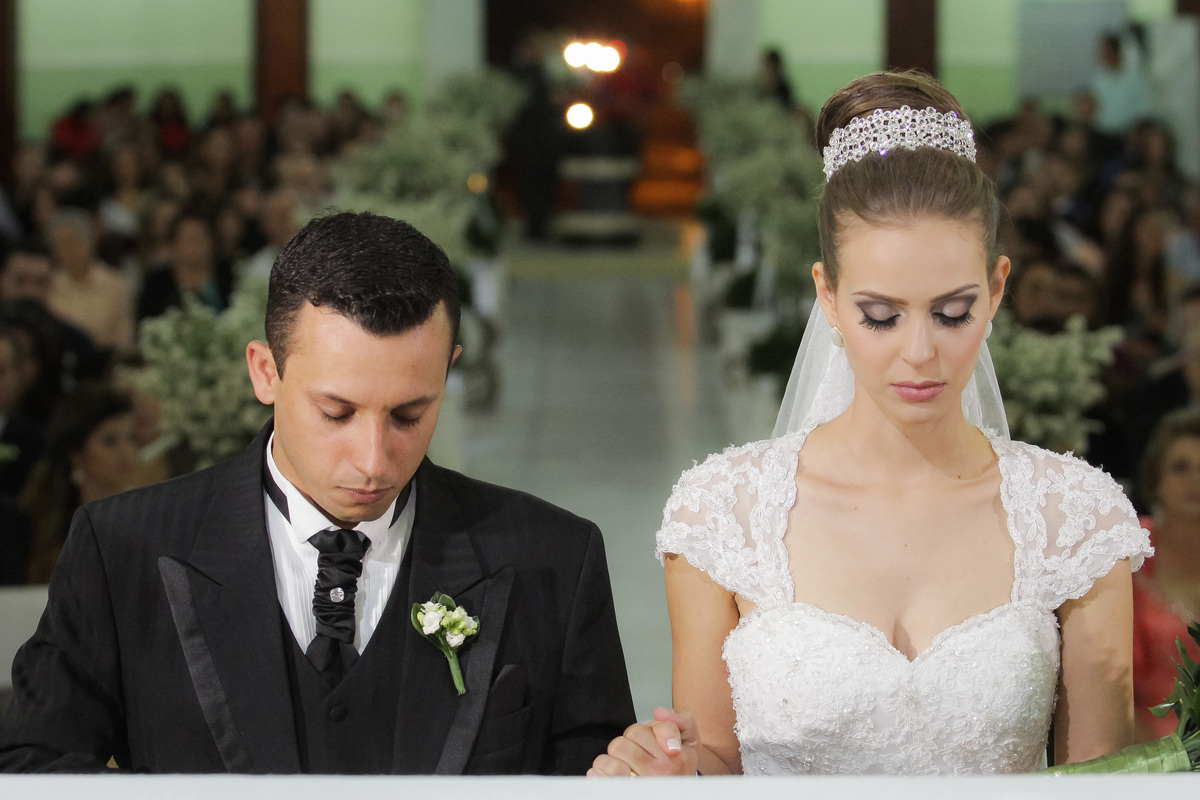 Noivos rezam juntos no altar na Igreja São Francisco de Assis na cidade de Califórnia - Paraná