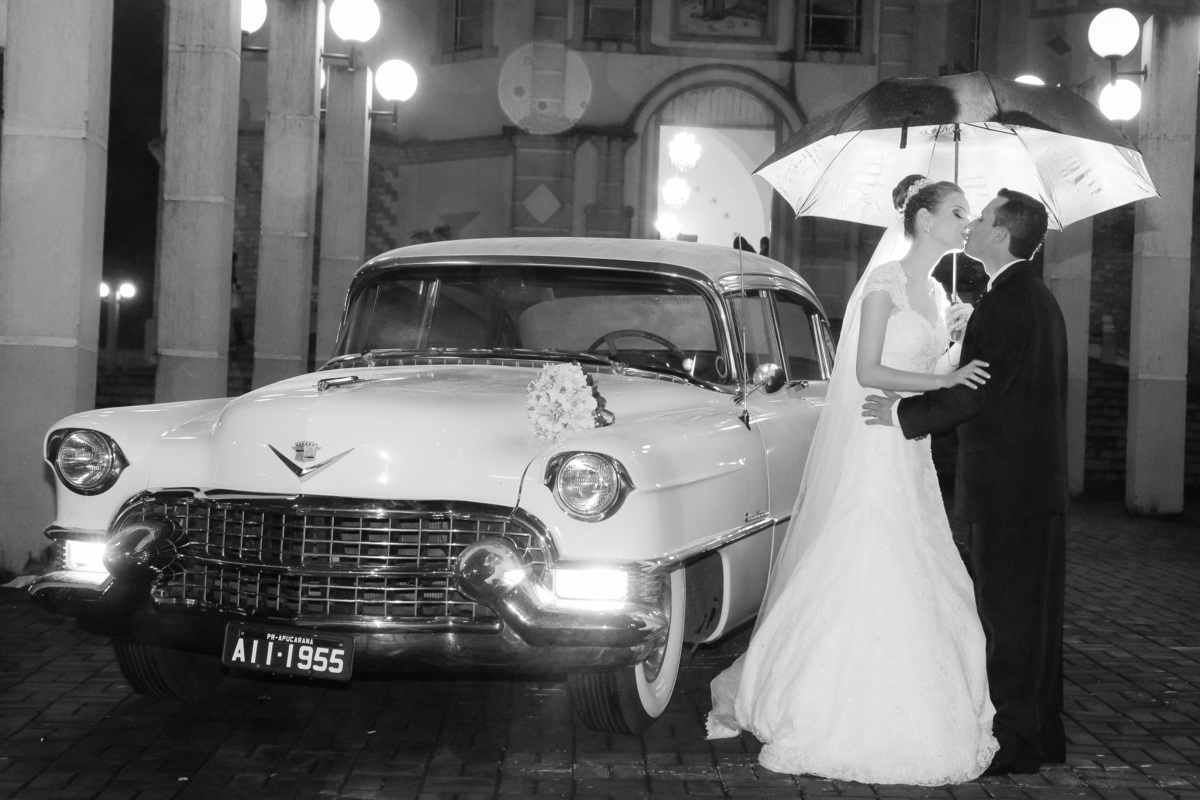 Noivos na chuva em sessão de fotos em carro antigo da Classic way Cadillac Fleetwood 1955