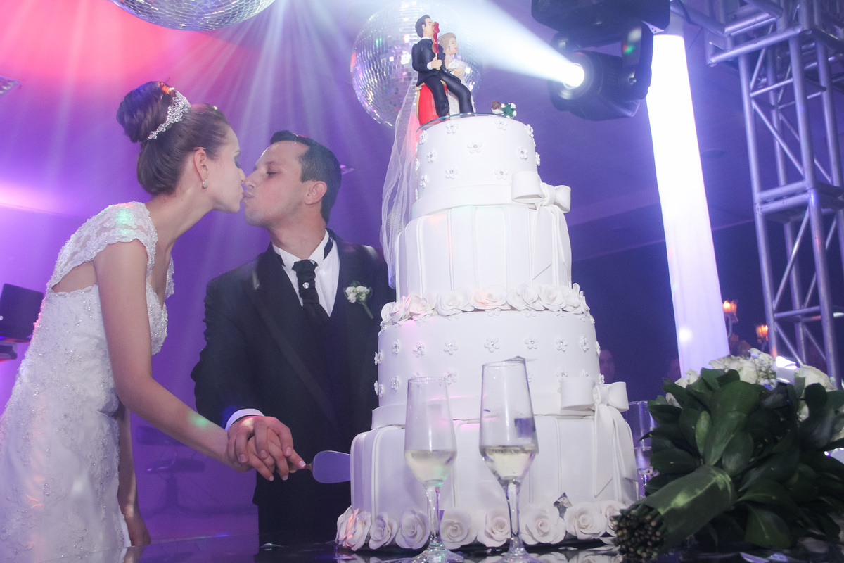 Noivos cortam bolo de casamento
