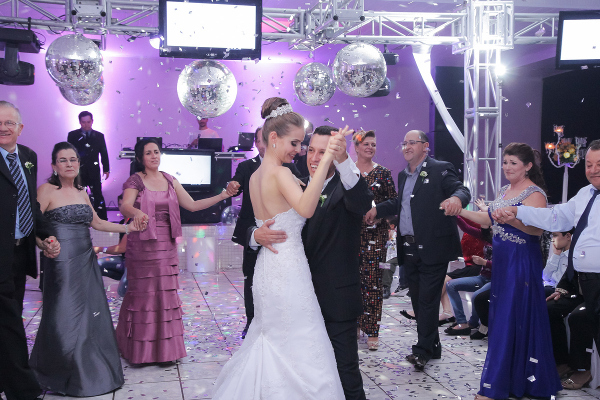 Noivos dançam a valsa durante a festa no salão da apae em Califórnia Paraná