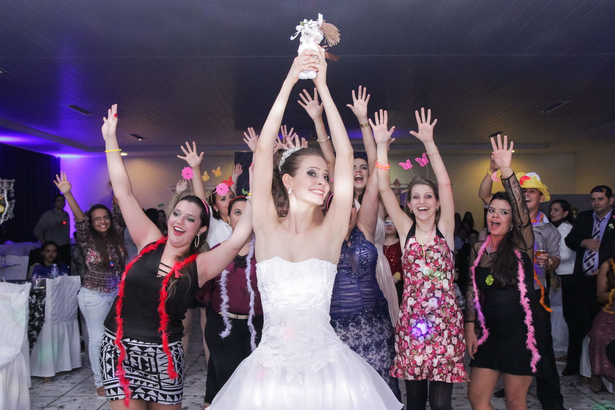 Noiva joga o Buquê de flores