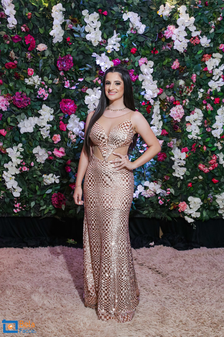 Debutante no hall de entrada