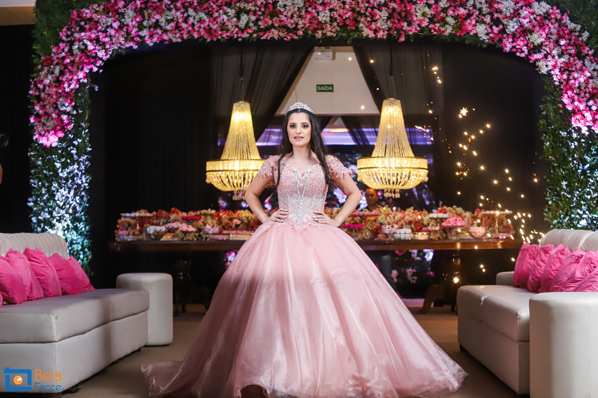 Debutante entra no salão da apae de Califórnia
