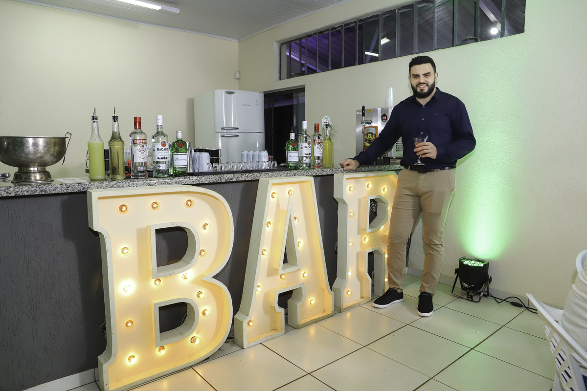 aniversariante no bar com drink