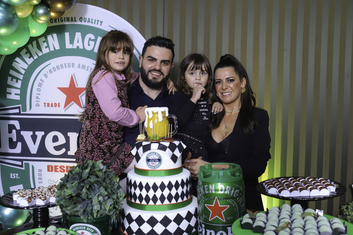 aniversariante com a família na mesa do bolo
