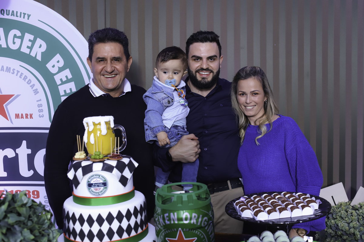 aniversariante com a família na mesa do bolo