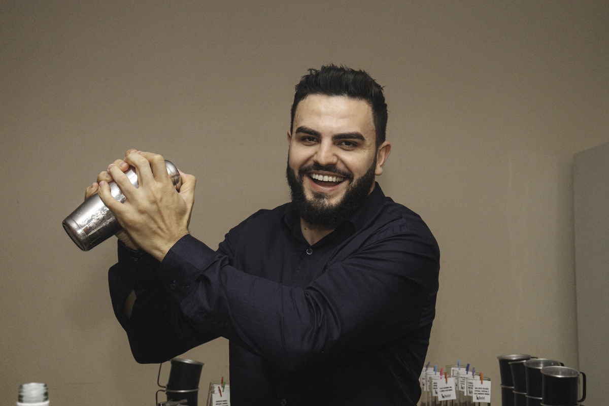 aniversariante fazendo drink
