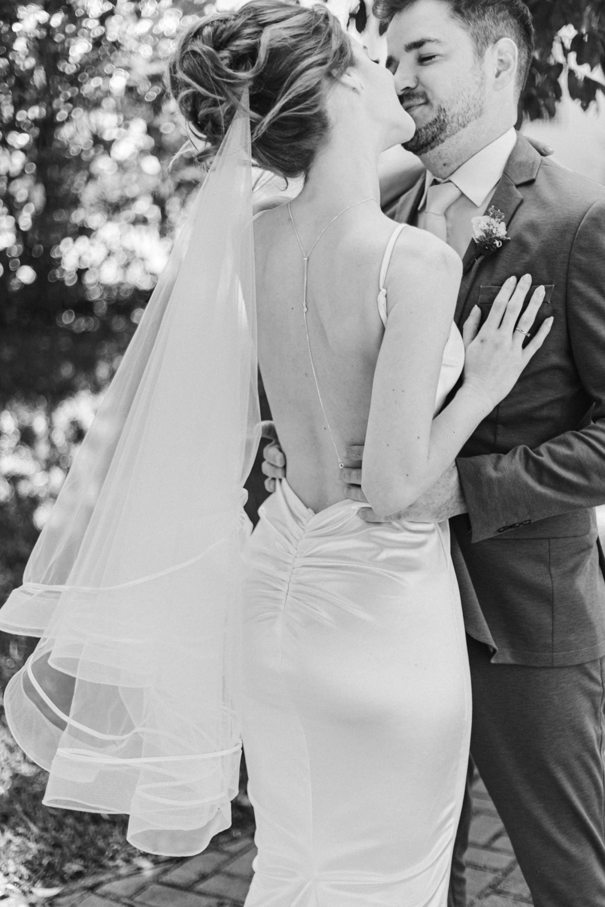 Casamento Mini Wedding na Capela Nossa Senhora da Salette no Jardim Social em Curitiba. Ensaio de Casal.