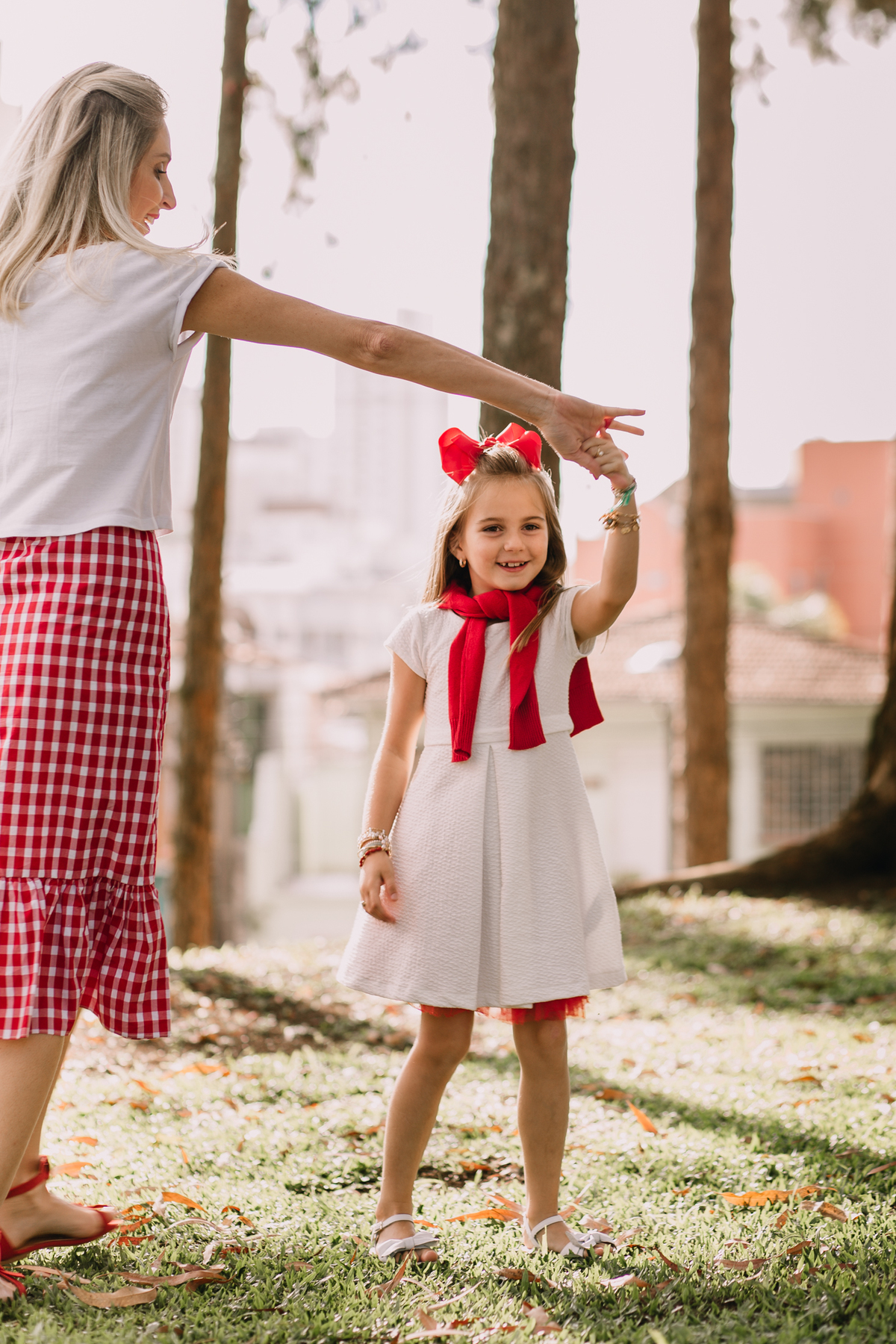 Ensaio de família realizado em Curitiba no bairro Cabral e Juvevê. Mãe e filha ensaio. Fotografia Curitiba. Ensaio Curitiba. ensaio de família em Curitiba. Praça Eppinghaus Curitiba.