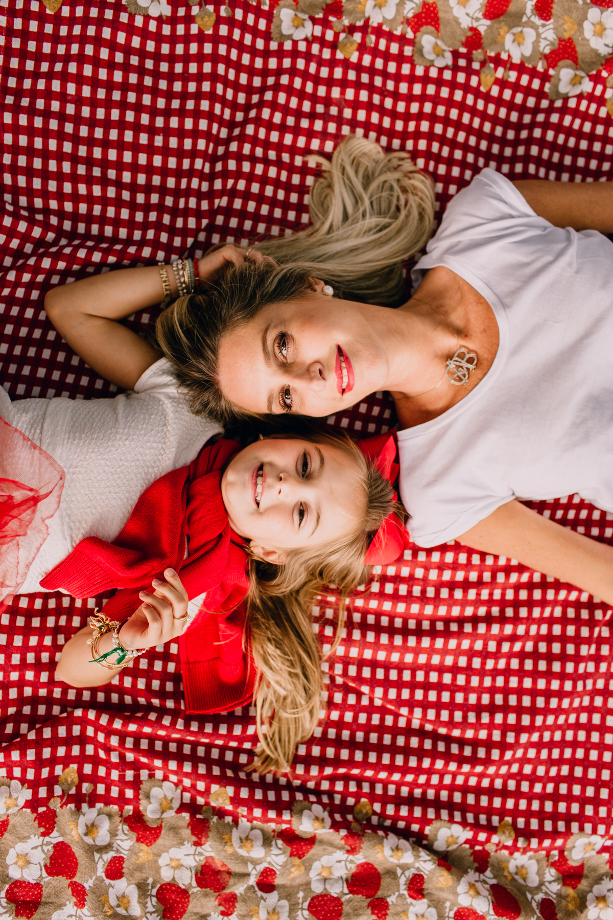 Ensaio de família realizado em Curitiba no bairro Cabral e Juvevê. Mãe e filha ensaio. Fotografia Curitiba. Ensaio Curitiba. ensaio de família em Curitiba. Praça Eppinghaus Curitiba.