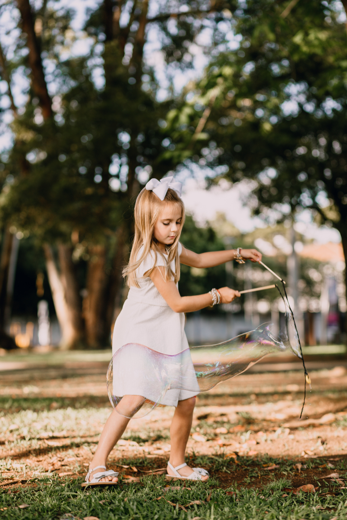 Ensaio de família realizado em Curitiba no bairro Cabral e Juvevê. Mãe e filha ensaio. Fotografia Curitiba. Ensaio Curitiba. ensaio de família em Curitiba. Praça Eppinghaus Curitiba.