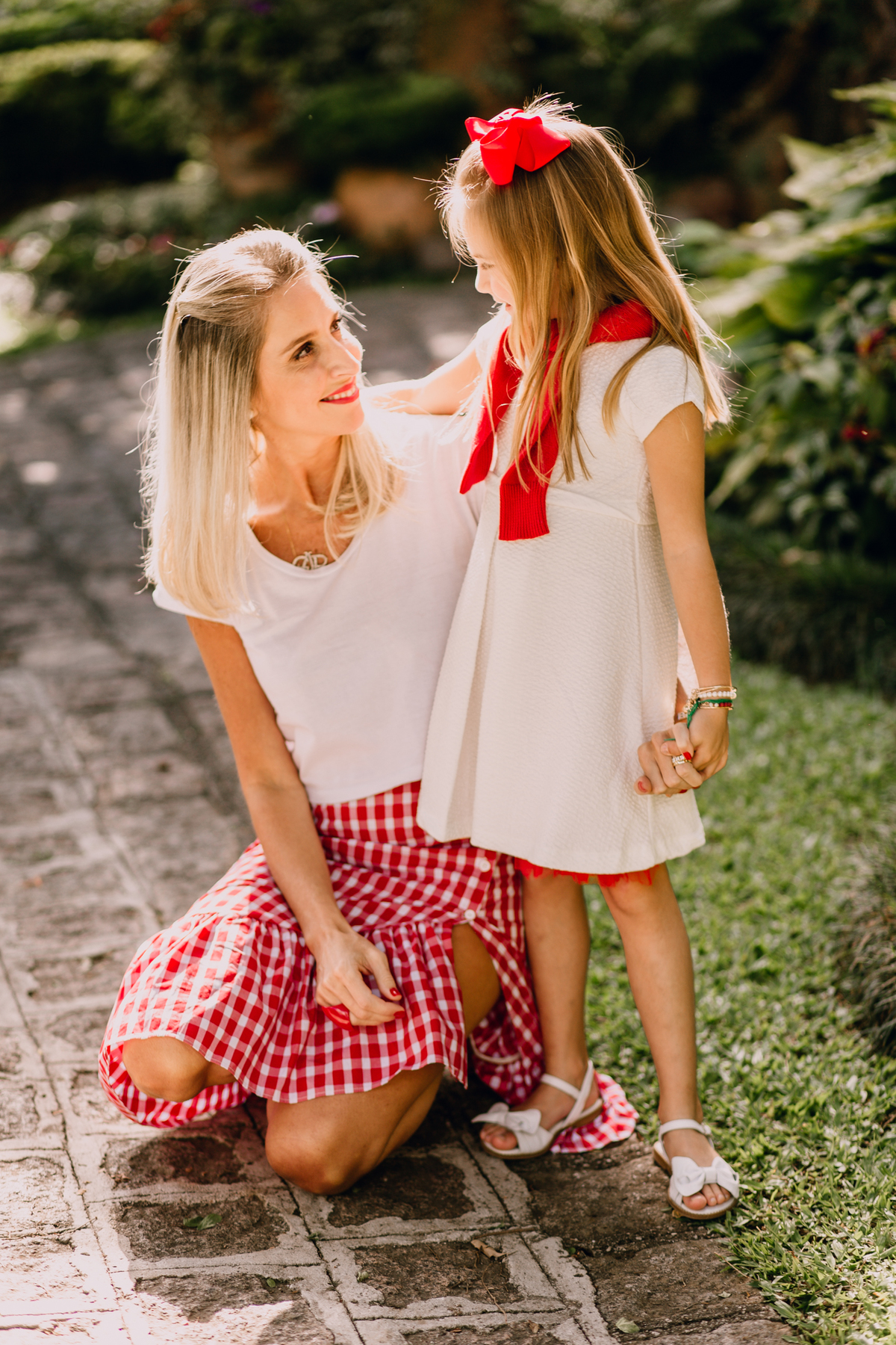 Ensaio de família realizado em Curitiba no bairro Cabral e Juvevê. Mãe e filha ensaio. Fotografia Curitiba. Ensaio Curitiba. ensaio de família em Curitiba. Praça Eppinghaus Curitiba.