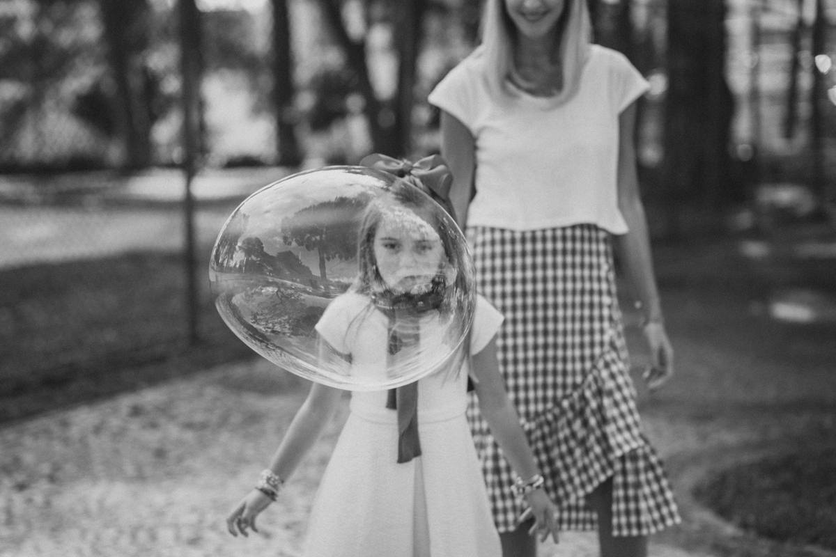Ensaio de família realizado em Curitiba no bairro Cabral e Juvevê. Mãe e filha ensaio. Fotografia Curitiba. Ensaio Curitiba. ensaio de família em Curitiba. Praça Eppinghaus Curitiba.