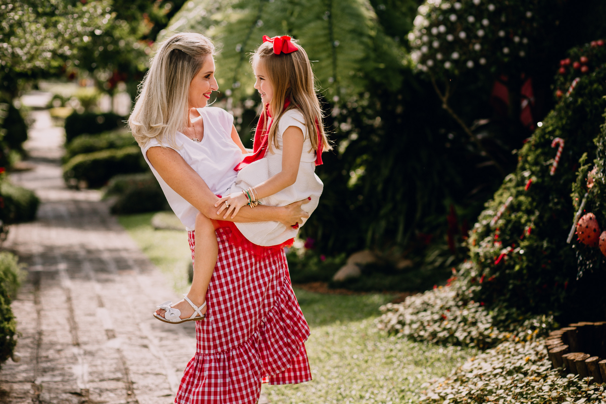 Ensaio de família realizado em Curitiba no bairro Cabral e Juvevê. Mãe e filha ensaio. Fotografia Curitiba. Ensaio Curitiba. ensaio de família em Curitiba. Praça Eppinghaus Curitiba.