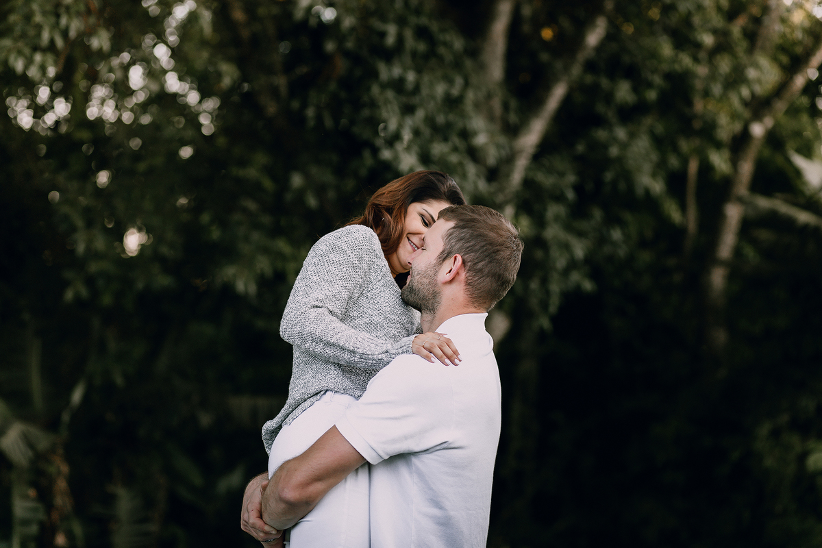 Ensaio de casal feito na Unilivre e no Bosque do Alemão em Curitiba, Paraná. Fotografia de casal. Parques de Curitiba, ensaio no bosque do alemão, paisagem para ensaios em Curitiba.