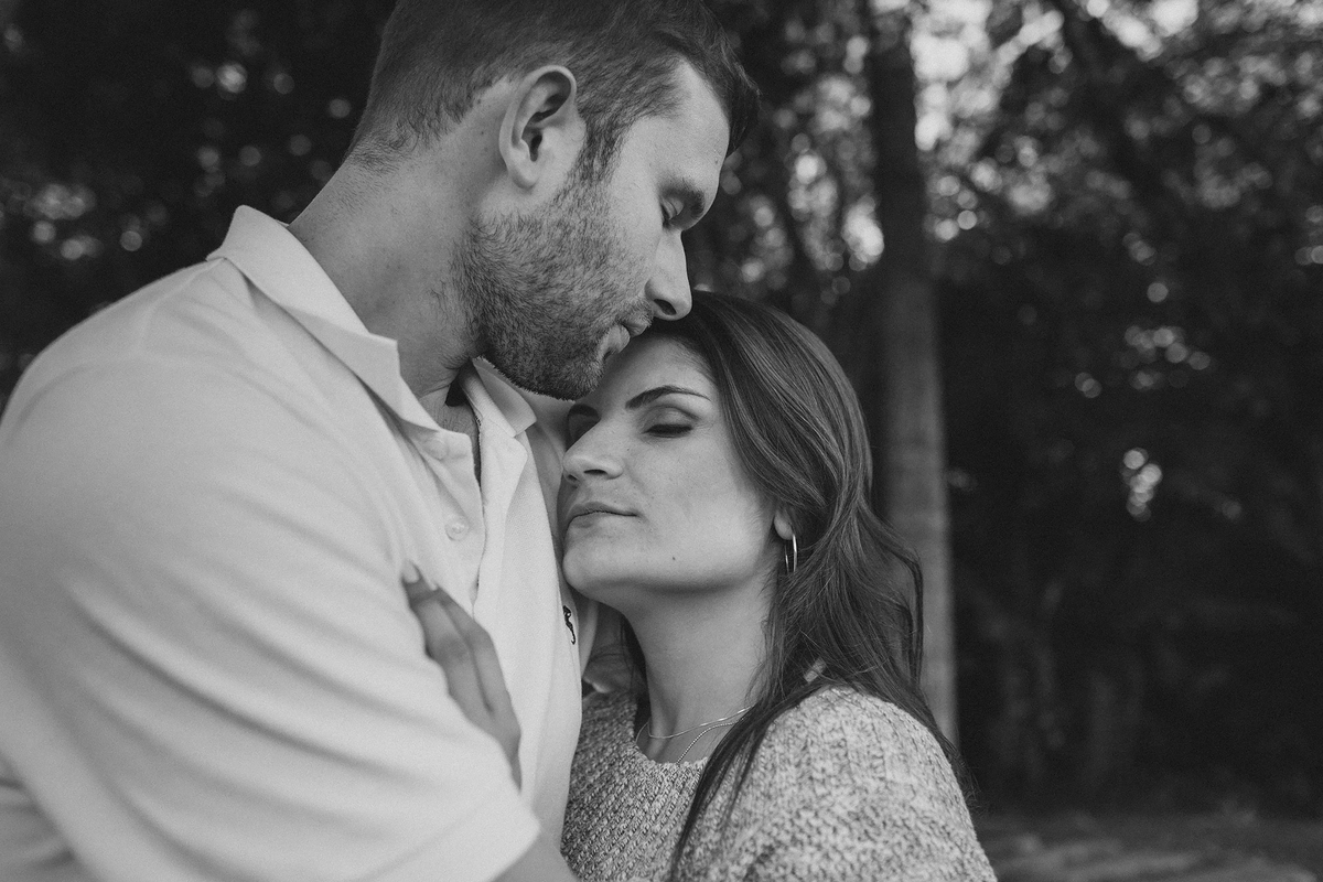 Ensaio de casal feito na Unilivre e no Bosque do Alemão em Curitiba, Paraná. Fotografia de casal. Parques de Curitiba, ensaio no bosque do alemão, paisagem para ensaios em Curitiba.
