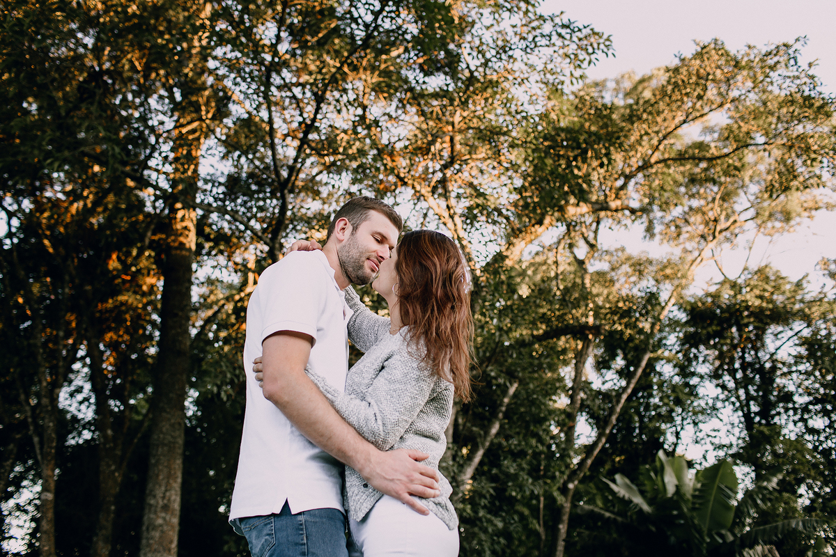 Ensaio de casal feito na Unilivre e no Bosque do Alemão em Curitiba, Paraná. Fotografia de casal. Parques de Curitiba, ensaio no bosque do alemão, paisagem para ensaios em Curitiba.