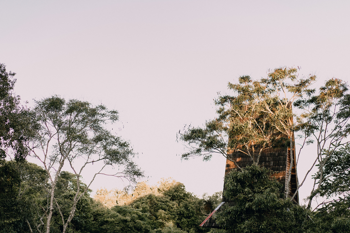 Ensaio de casal feito na Unilivre e no Bosque do Alemão em Curitiba, Paraná. Fotografia de casal. Parques de Curitiba, ensaio no bosque do alemão, paisagem para ensaios em Curitiba.